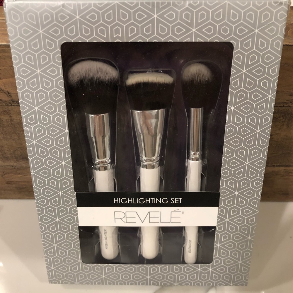 NIB 3 Revele Highlighting Brush Set